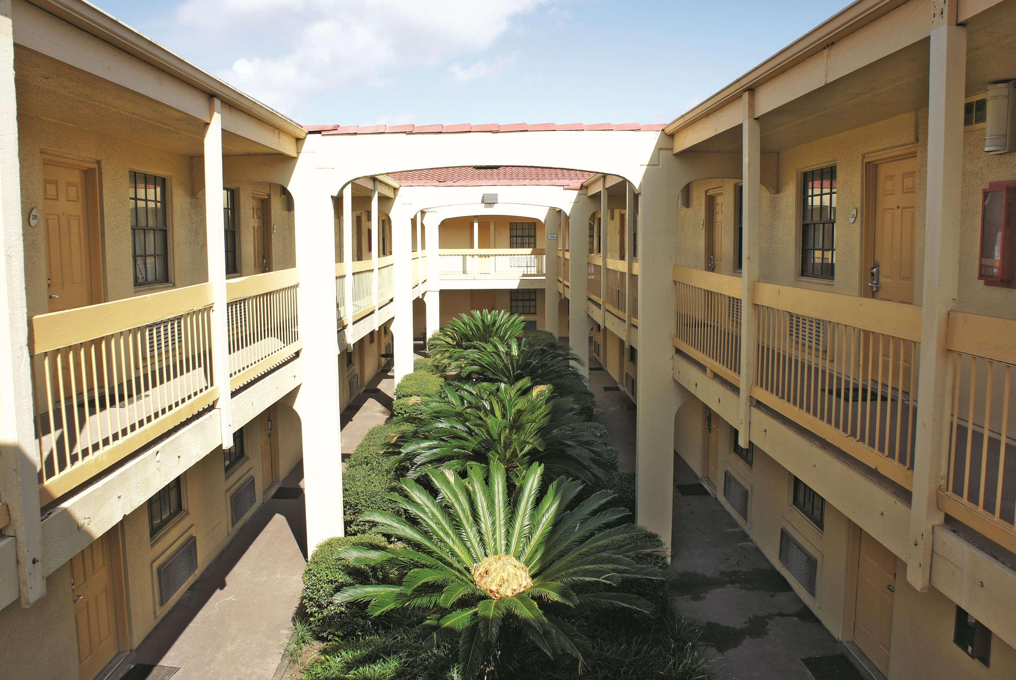 La Quinta Inn By Wyndham Clute Lake Jackson Exterior photo